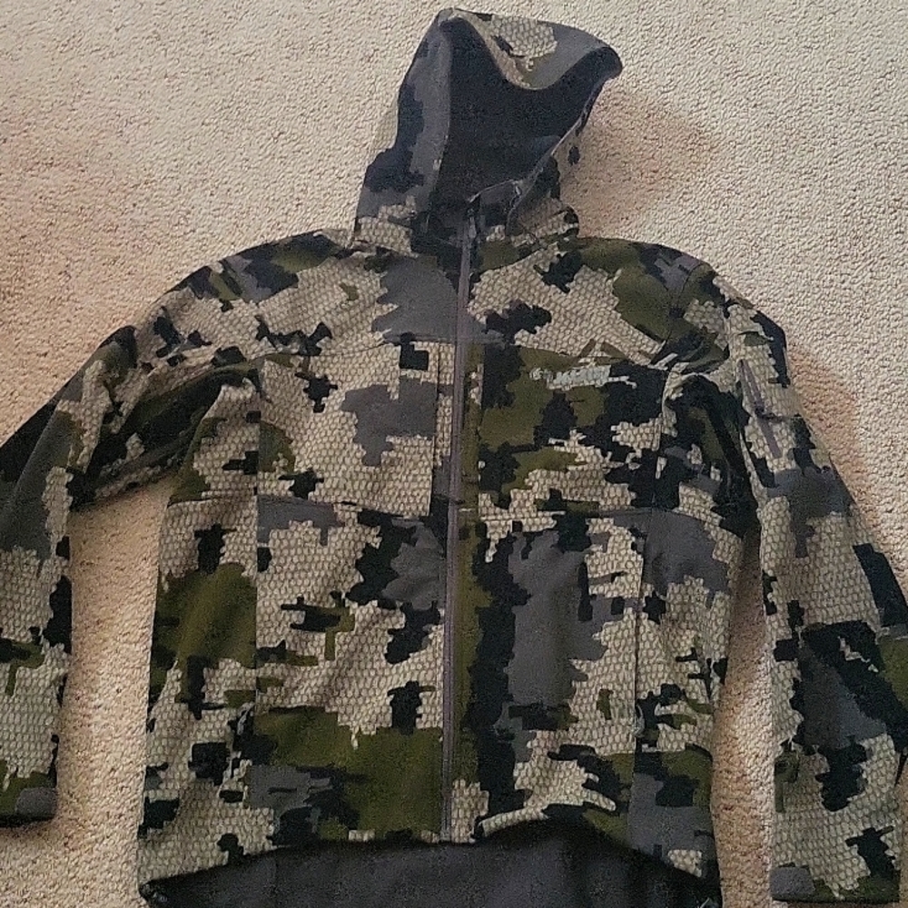 Guide jacket for hunting. Insulated. RUNS lil small. Used once.